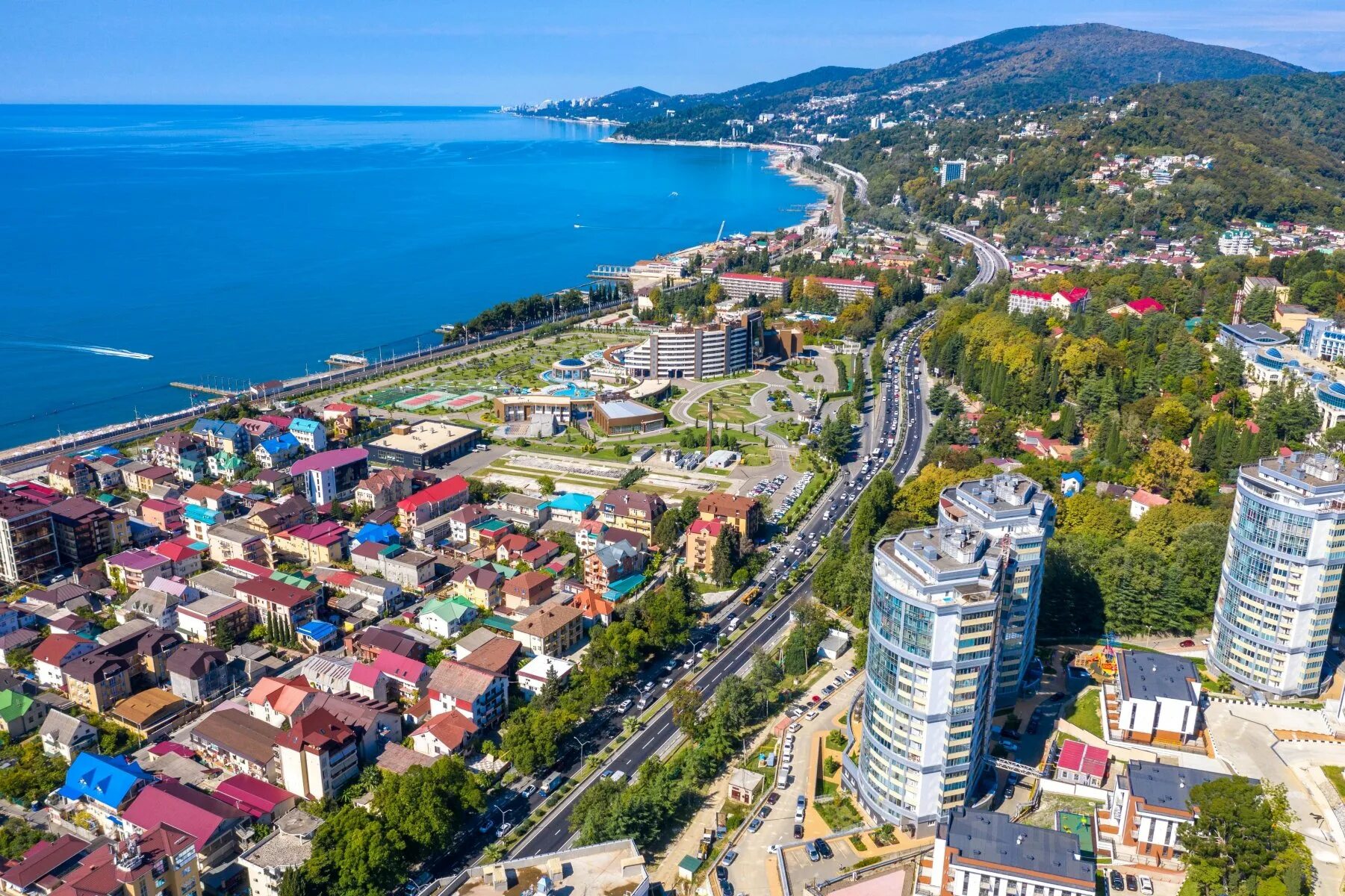 Город адлер краснодарского края. Сочи и адлер. адлер город курорт. г адлер краснодарский край. адлер курортный городок вид сверху.