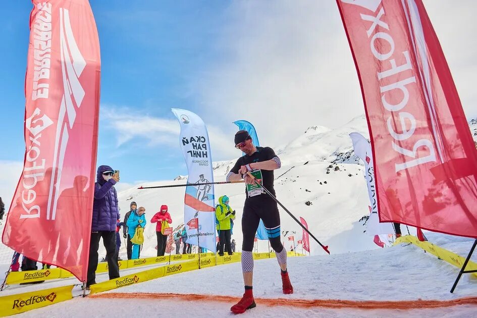 Вертикальный километр время. Лыжные гонки. Лыжники на Эльбрусе. REDFOX Elbrus Race. Вертикальный забег.