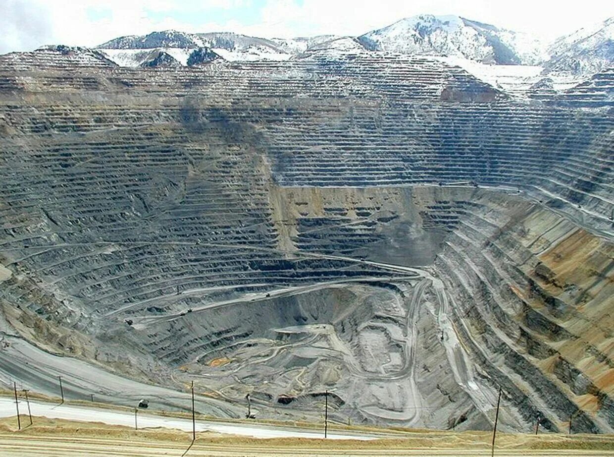 Выработка руды. Карьер Kennecott Bingham Canyon mine. Меднорудный каньон Бингем США. Медный рудник Бингхем. Карьер «Бингем-каньон» в США.