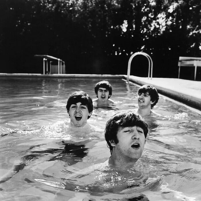 Здоровый жизнь журнал. Джон Леннон 1962. Slint группа. Beatles in Florida 1964. Битлз в бассейне.