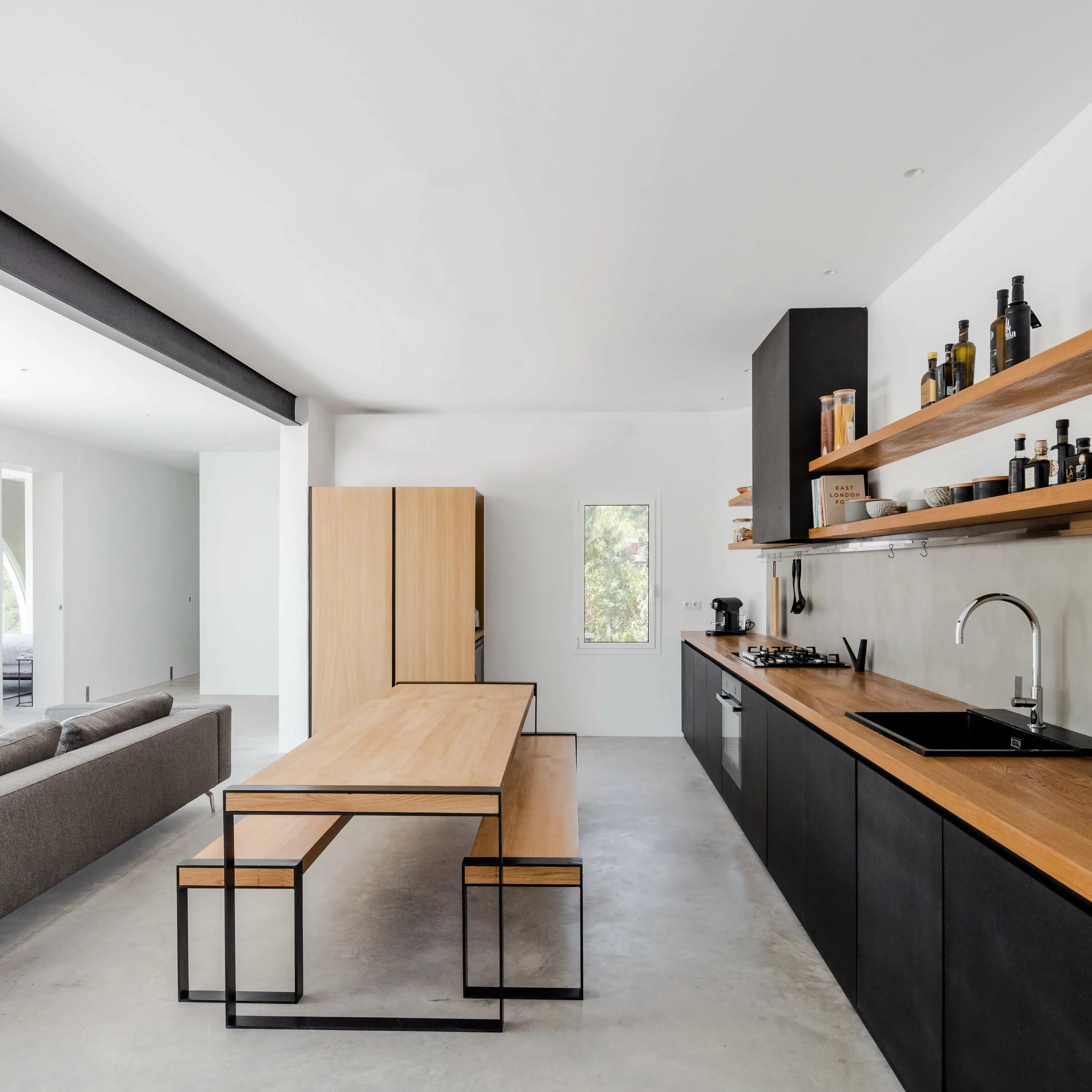 Кухни без верхних шкафов дизайн оригинальные решения. Кухня в скандинавском стиле. Кухня икеа без верхних шкафов. Кухня без верхних ящиков угловая. Кухни без верхних шкафов дизайн оригинальные решения.