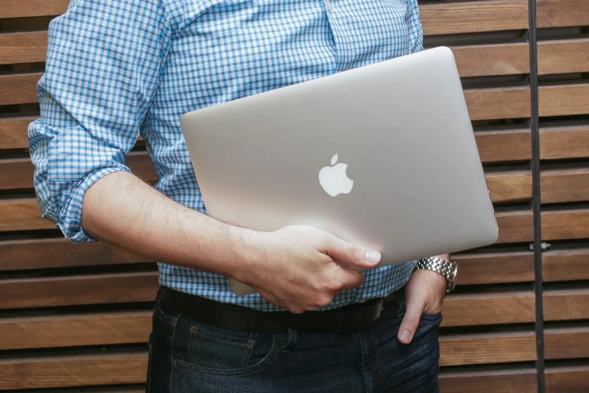 Данные макбук. Macbook air 2017. макбук человек. apple macbook реклама. макбук эйр в офисе.