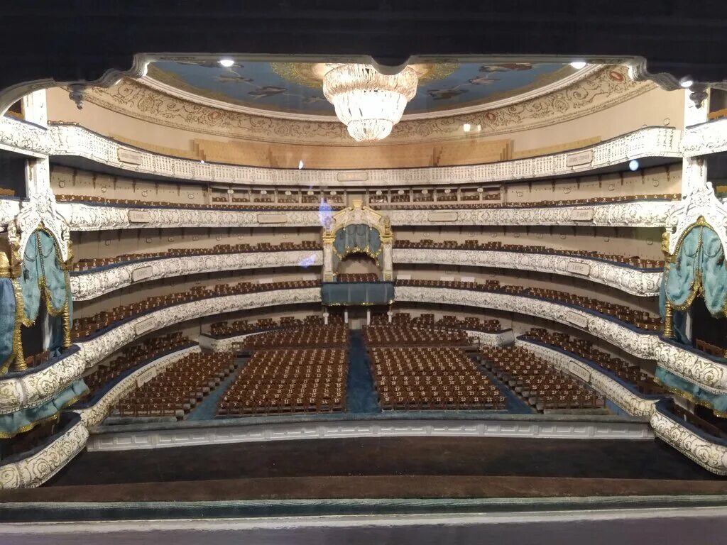 Mariinsky theater. Театр в Санкт-Петербурге Мариинский театр. Театральная площадь 1 Санкт-Петербург Мариинский театр. Мариинка зал Мариинский Театральная площадь 1. Мариинский театр Санкт-Петербург историческая сцена.