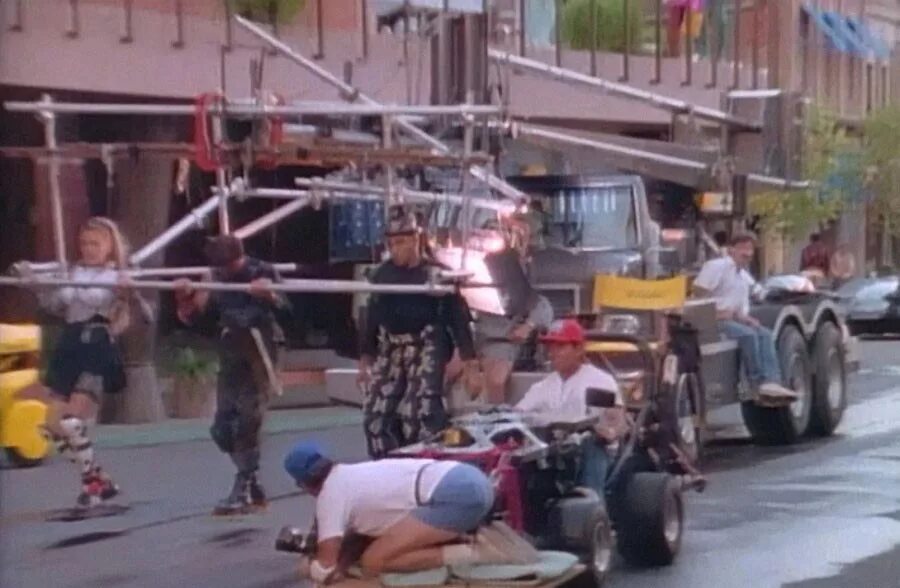 Назад в будущее 2 фильм 1989. Роберт земекис на съемках назад в будущее. Назад в будущее 2 кадры со съемок. Роберт земекис 1985. Назад в будущее 2 съемки земекис.