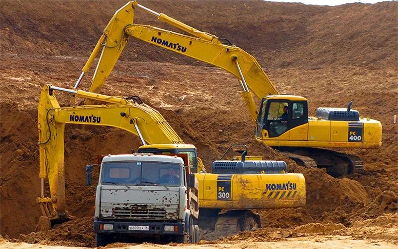 Механизированная разработка грунта. Разработка котлована Komatsu 400. Экскаватор копает котлован. Экскаватор копает землю.