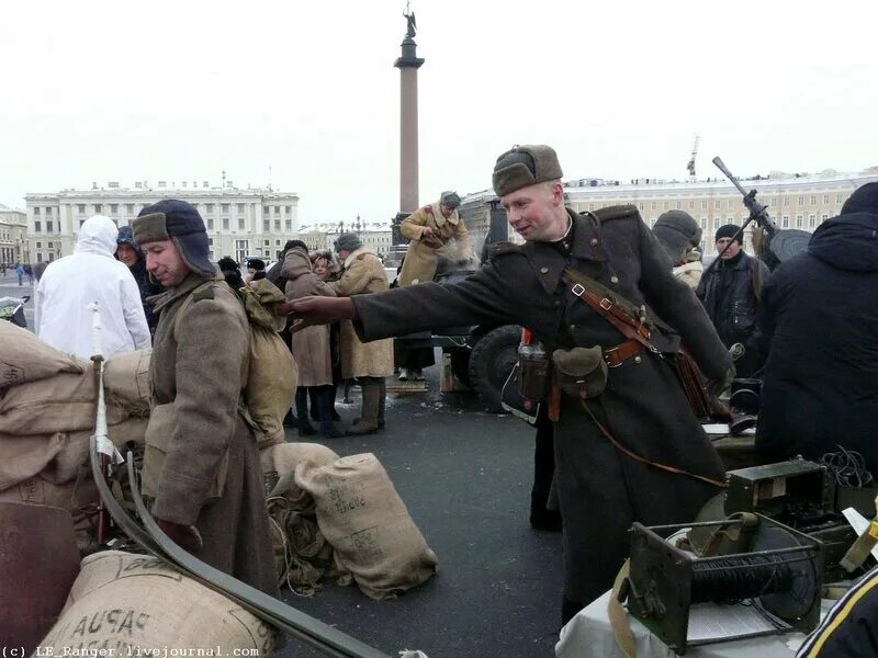 Стрелка на дворцовой площади. Ленинградский день победы 27 января. Дворцовая площадь в санкт-петербурге фото сейчас. Александровская колонна ростов-на-дону. Голуби на дворцовой площади.