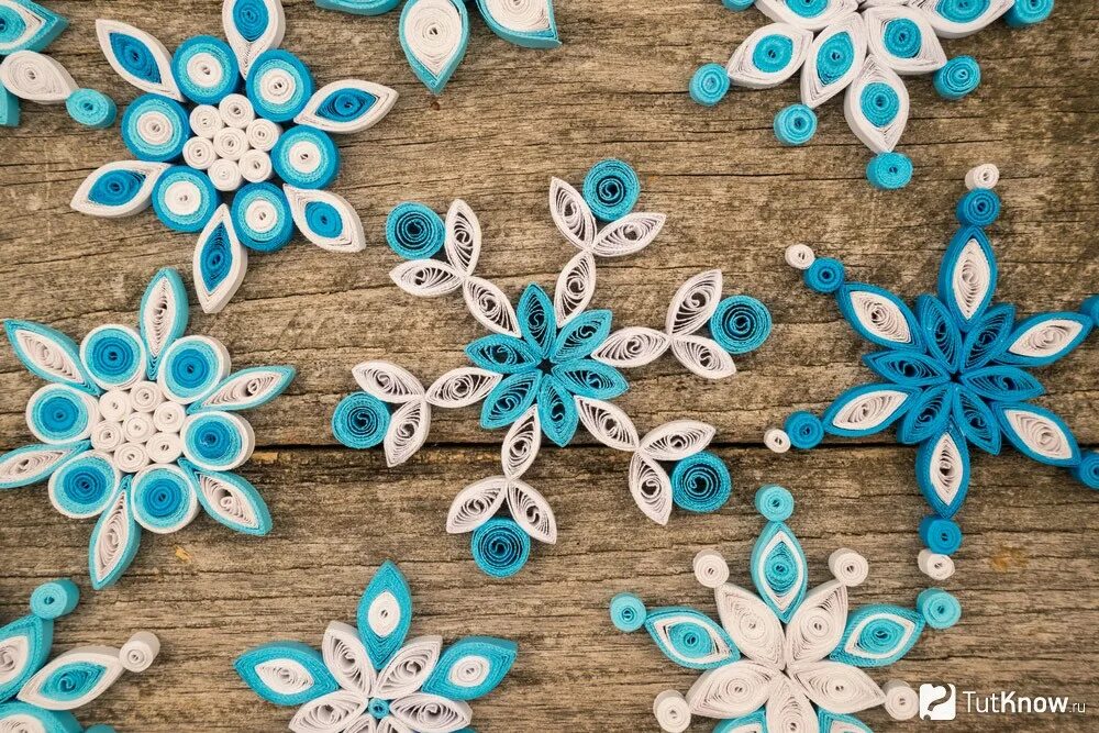 Снежинку для начинающих. Снежинки из квиллинга для начинающих. Снежинку для начинающих. Снежинка квиллинг своими руками. Квиллинг снежинки.