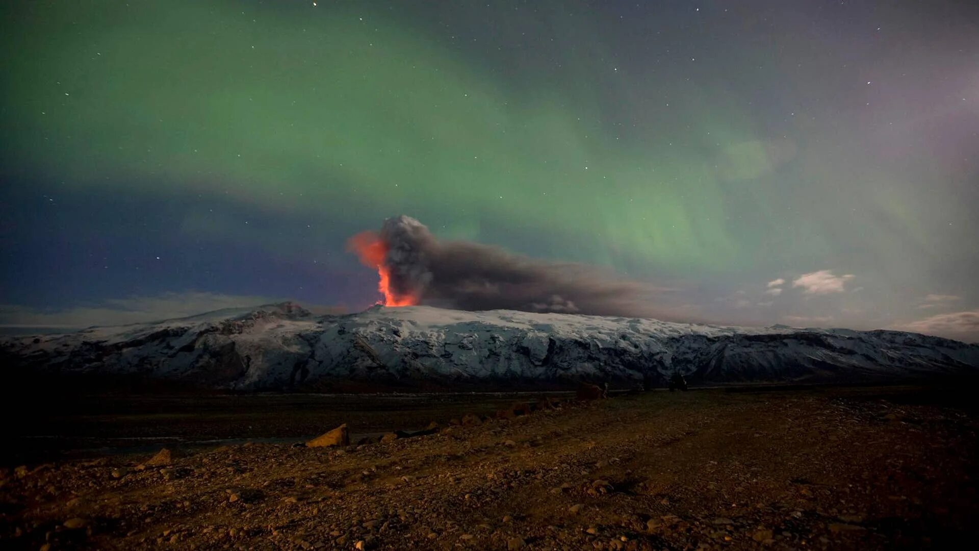 Необыкновенное зрелище. Вулкан Eyjafjallajökull Исландии. Вулкан Эйяфьятлайокудль Северное сияние. Эйяфьядлайёкюдль 2010. Извержение в Исландии.