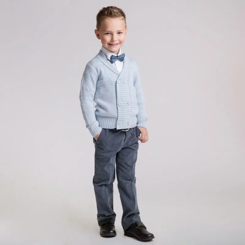 мальчишки в костюмах. костюм на выпускной для мальчика в садик. костюмы для мальчиков стильные. праздничная одежда для мальчиков. костюм для мальчика на выпускной в детском саду.