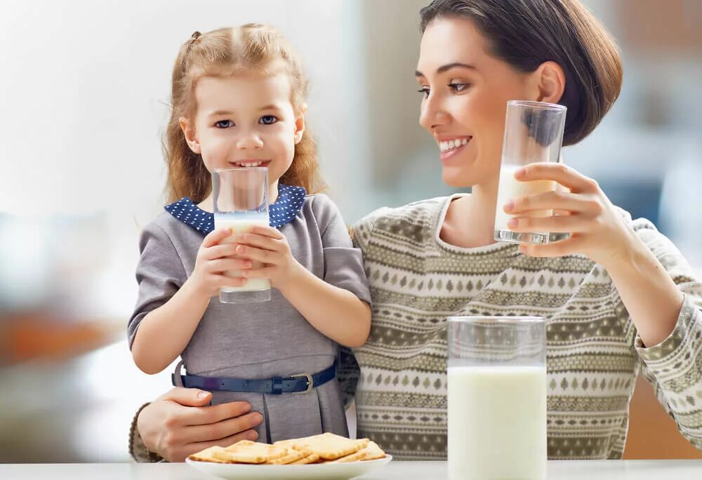 Мама молока пить. Deti Pyot Moloko. Ребенок пьет молоко. Дети едят молочные продукты. Молочные продукты для детей.