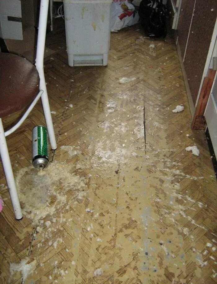 Пол в магазине. Грязь на полу. Грязный ламинат. Грязный пол. Почему грязные полы.