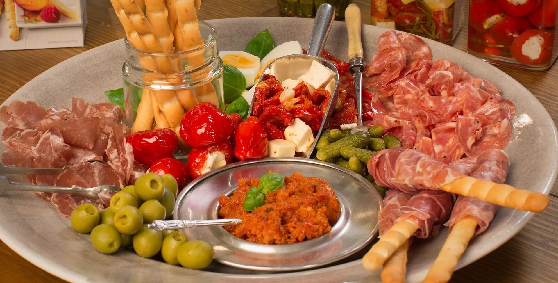 бутерброды для фуршета. правила подачи холодных блюд и закусок. блюда которые подаются для аппетита перед основными. блюда подаваемые перед основными. горячие закуски для банкета фуршета.