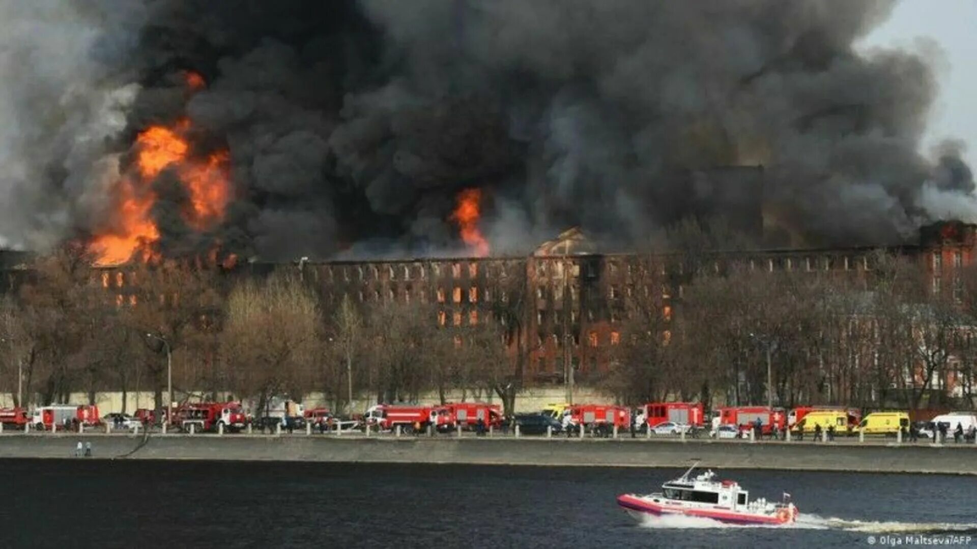 Что горит спб сейчас в невском районе. Пожар в санкт петербурге невская мануфактура. пожар на невской мануфактуре в спб 2025. невская мануфактура пожар. пожар на невской мануфактуре в спб.