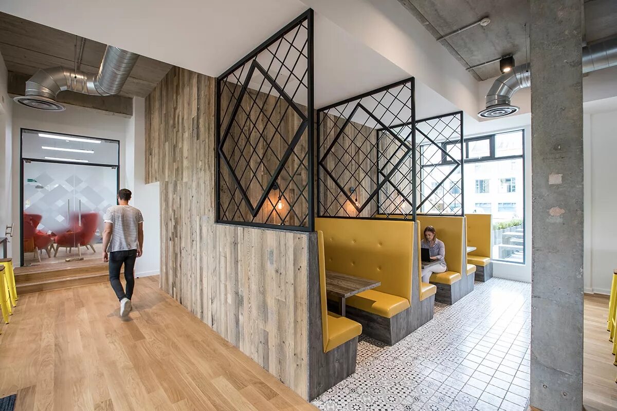 Дом общественное место. Дом общественное место. Современный сквер. Дерево внутри здания. Коворкинг коворкинг в эко стиле.