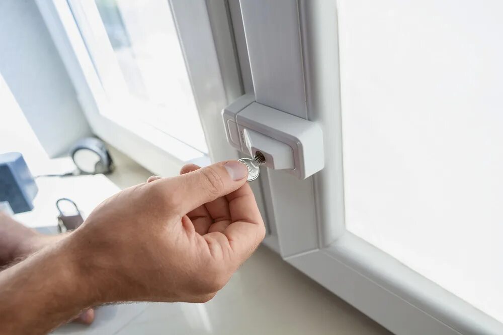 Защита на окна от детей. Закрывание окна. Window lock. Защелка для пластиковых окон. Kommerling окна.