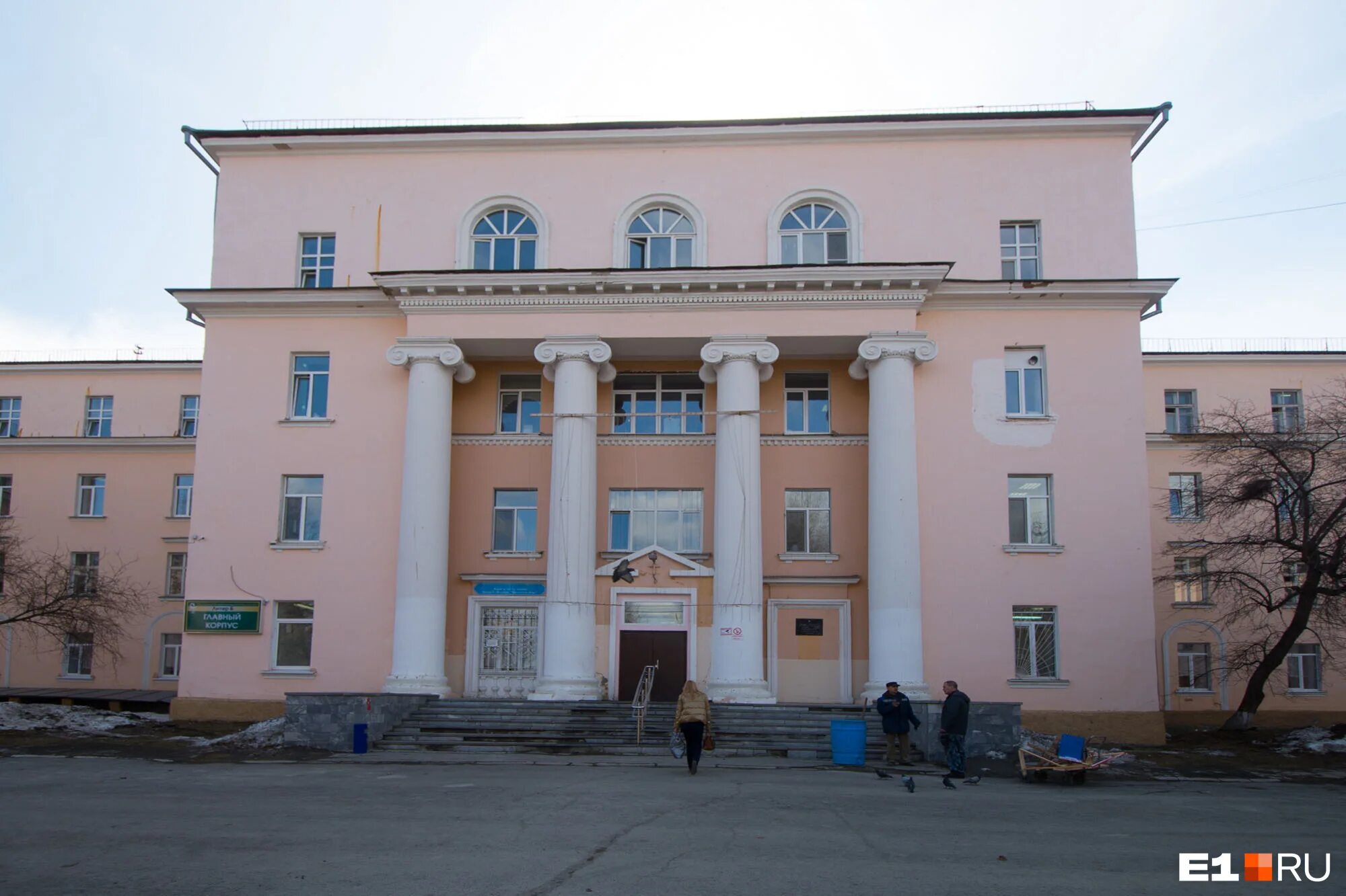 Екатеринбург 23 больница на эльмаше. Екатеринбург 23 больница на эльмаше. 23 больницы екатеринбурге улица старых большевиков. Больница 23 свердловск. 23 больницы екатеринбурге улица старых большевиков.