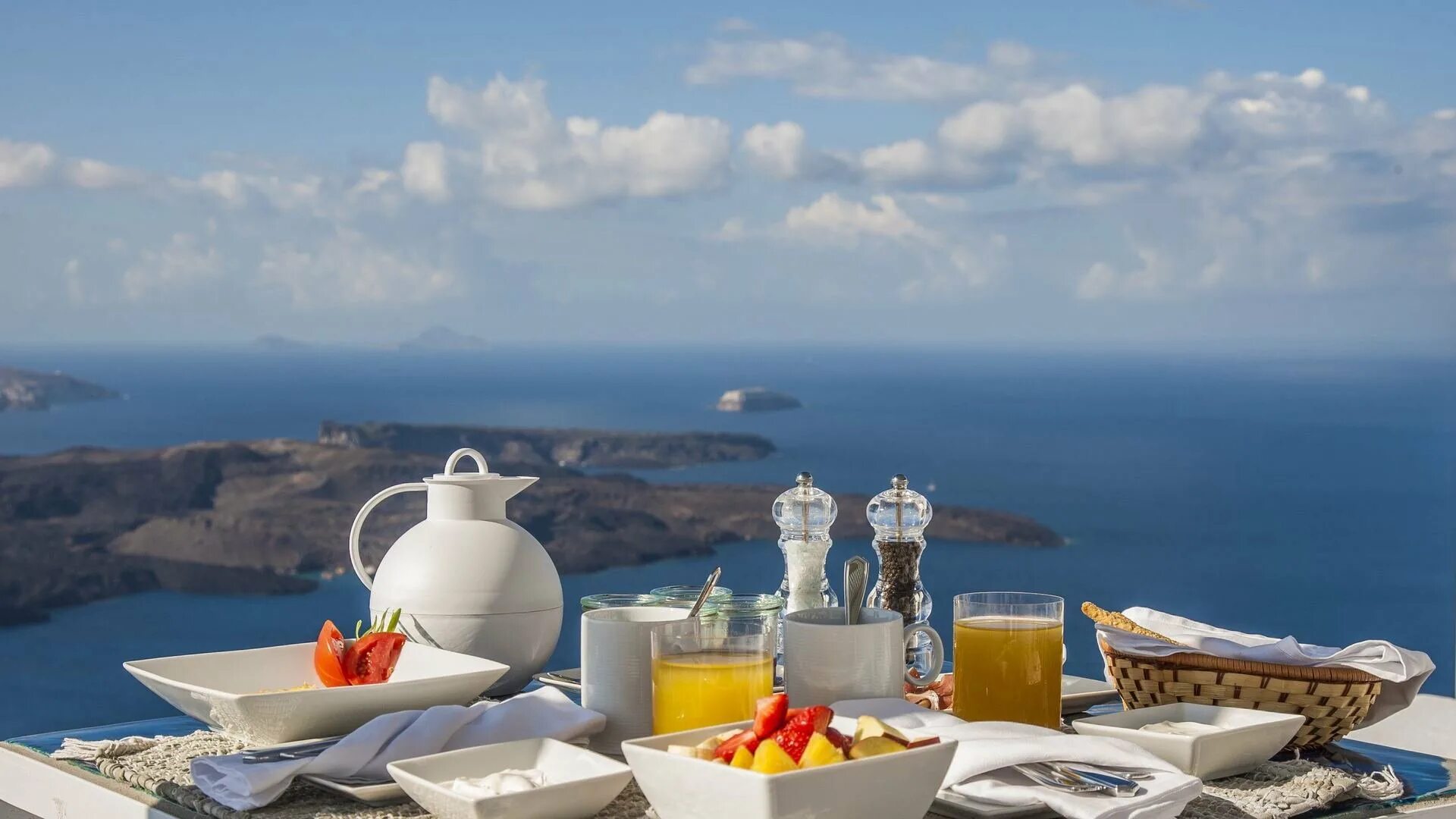Доброе утро по гречески. Утро на санторини. santorini греция завтрак на море. утро на санторини греция. завтрак с видом на море.
