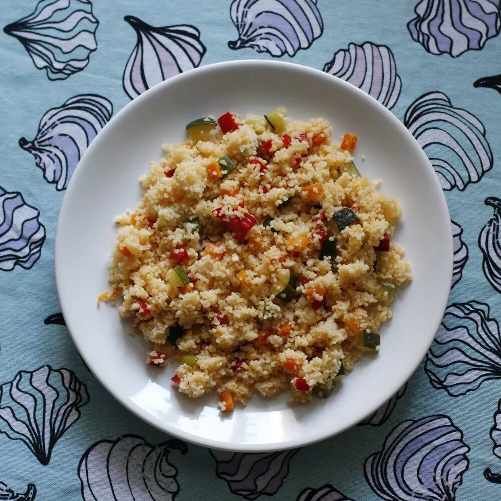 Как готовить кус кус рецепты. Кускус с овощами. рис кус кус. гарнир кус кус с овощами. кускус каша блюда.