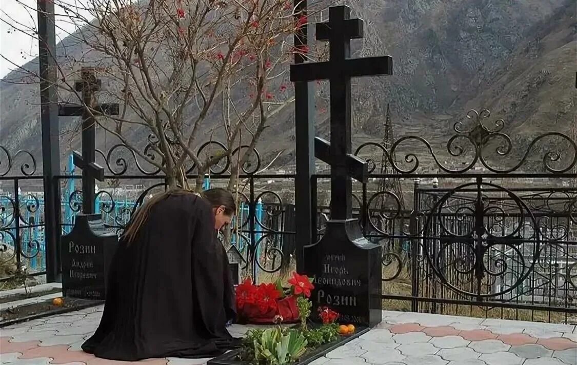 Убиенных щадят. Высказывания про нож в спину. Убиенных щадят. Молитва за невинно убиенных. Райские яблоки стих.