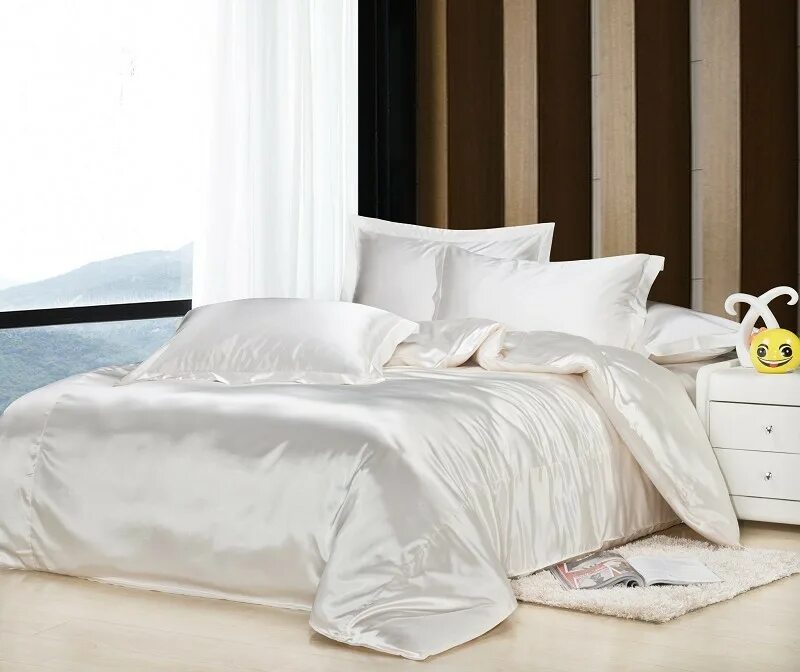 Натуральная постель. Шелковое постельное белье белый цвет. Белая постель имитация шелка. Бежевая спальная шелк. Белый шелковый постель Туаль.
