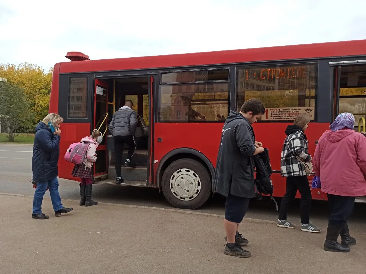Проезд в транспорте киров. Общественный транспорт киров. автобус троллейбус. пассажир автобуса с телефоном.