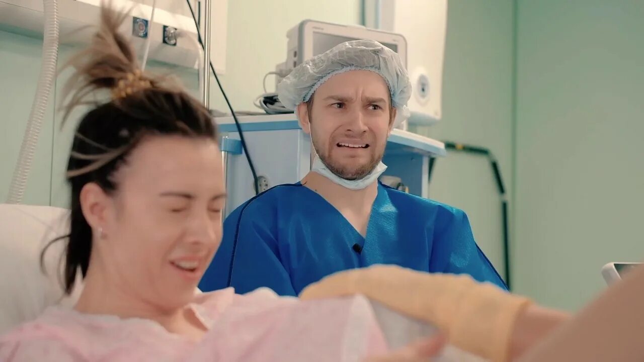 После 14 часовых родов медсестра предложила. Присутствие мужа на родах.