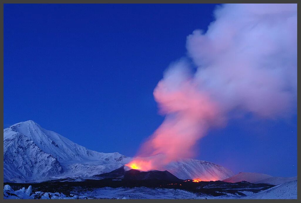 Камчатка кроноцкий заповедник гейзеры. Кратер вулкана горелый камчатка. Извержение гейзера на камчатке. Извержение гейзера. Лава вулкана камчатка.