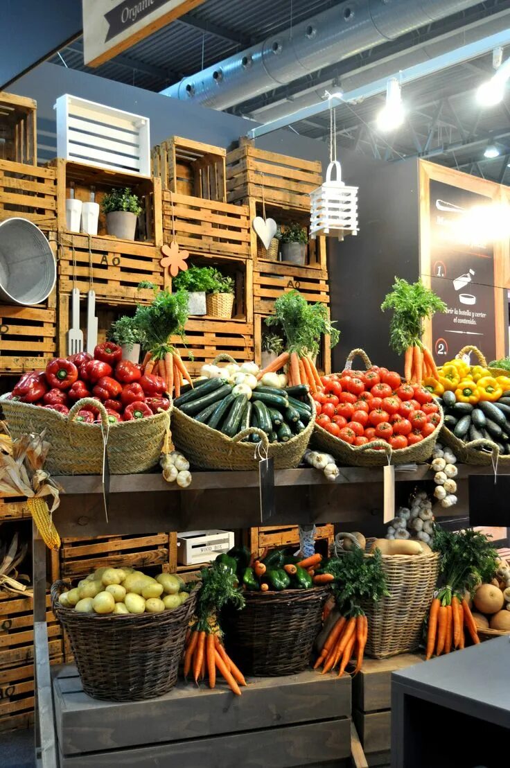 Vegetables shop. Прилавок для овощей и фруктов. Овощи на прилавке. Интерьер магазина овощей и фруктов. Декор овощного магазина.