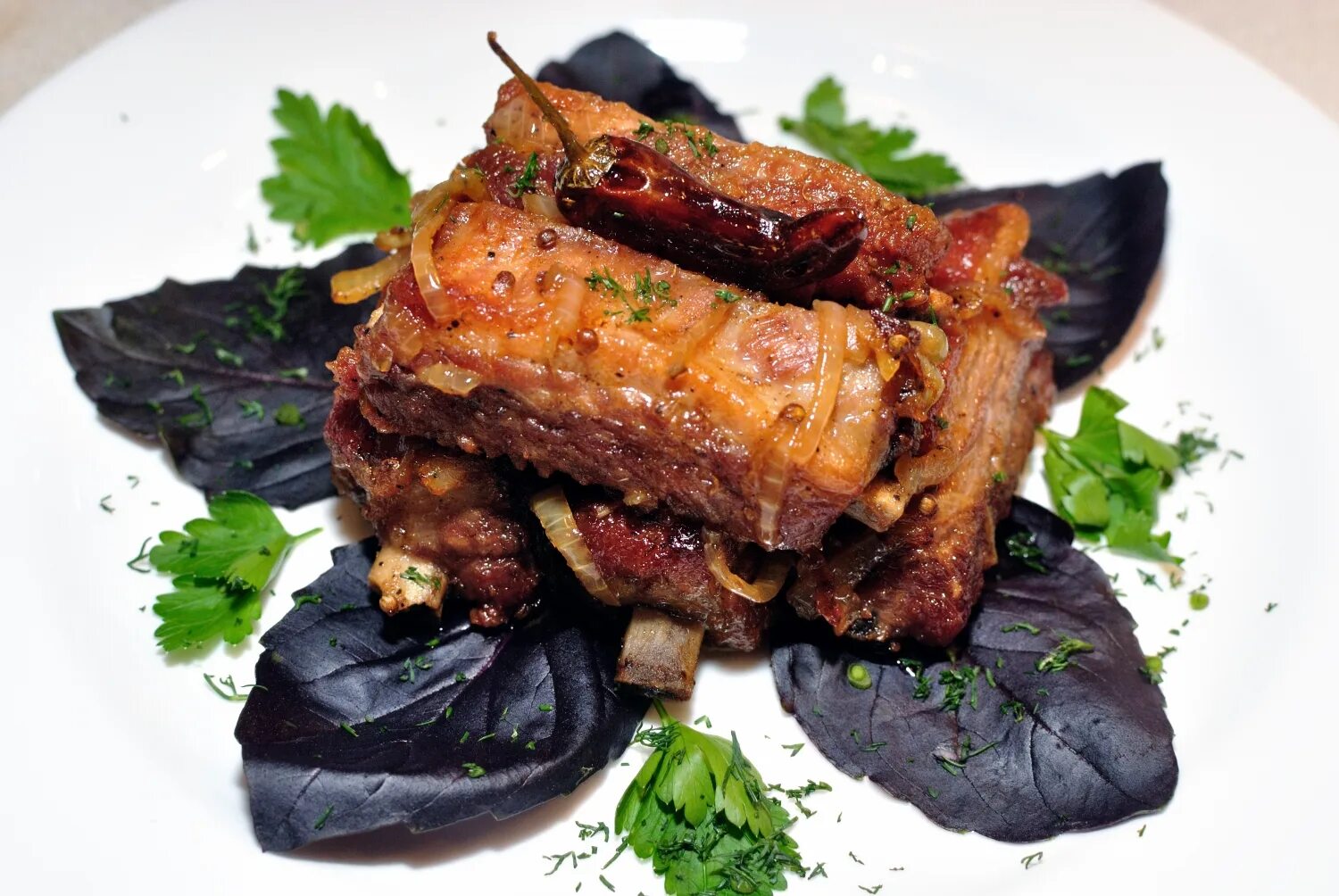 Тушёные рёбрышки свиные. Жареные свиные ребрышки. Рёбра свиные жареные на сковороде. Свиные рёбрышки на сковороде с луком. Жареные рёбрышки свиные на сковороде.