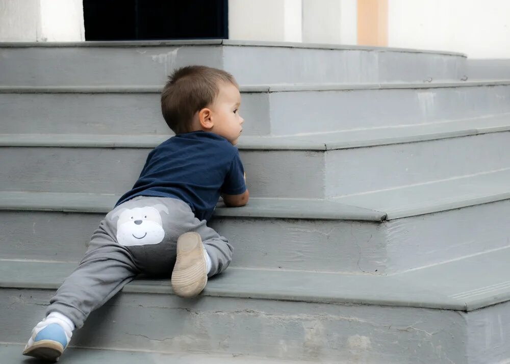 Сон ползти вверх. Предупреждение падения детей с кровати. Ребенок спит на животе. Сон ползти вверх. Ребенок спит.