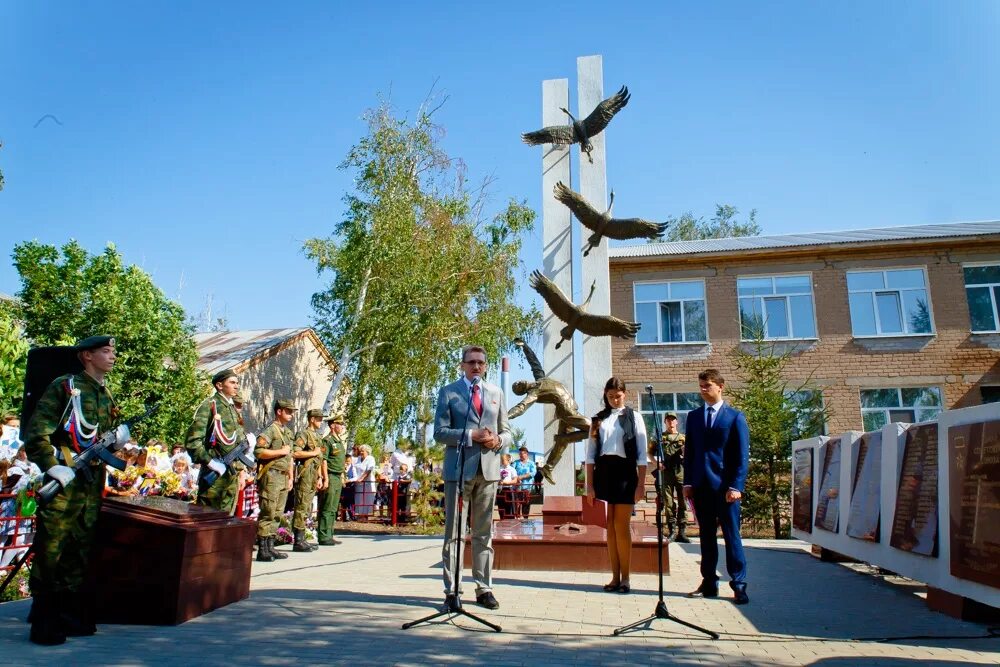 Погода в екатеринославке оренбургская область. Екатеринославка памятник. Оренбургская область, тюльганский р-н, с. Екатеринославка памятник. Оренбургская область деревня екатеринославка.
