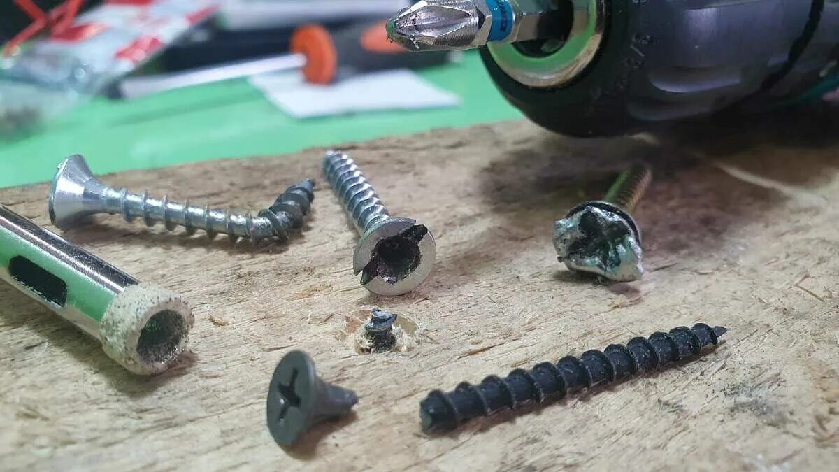 Как сломать саморез. Ваз винт саморез 17679707. Саморез для зеркал ваз 2114. Шляпка шурупа. Саморезы для дерева.
