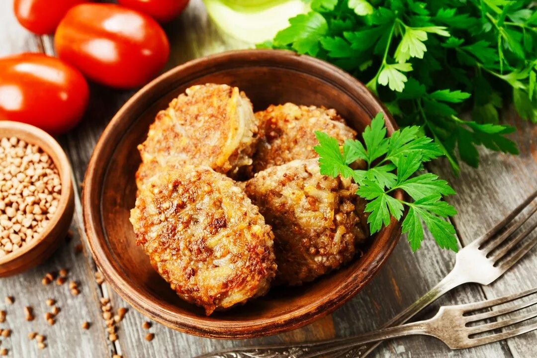 Пошаговый рецепт котлет из гречки. Гречневые котлеты. гречка с котлетой. куриные котлеты с гречкой. гречневые котлеты постные.