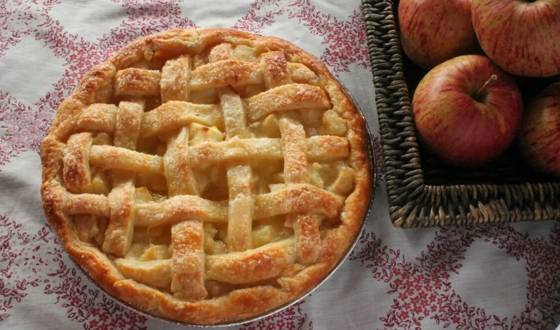 Цветаевская шарлотка. Слоеная шарлотка с яблоками рецепт. Сочный пирог с яблоками в духовке. Яблочный пирог эрленбахер. Выпечка с айвой.