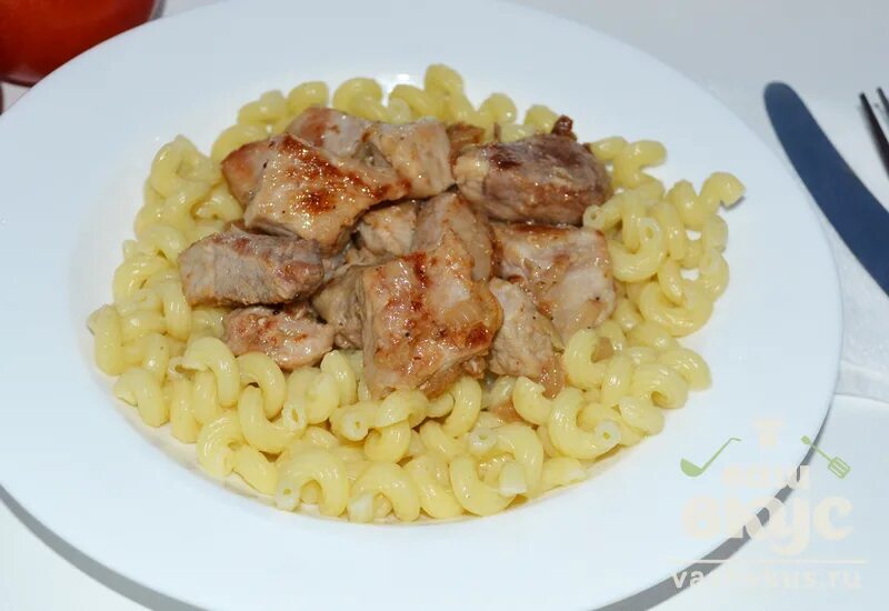 Свинина тушеная с макаронами. Спагетти с гуляшом из говядины. Макароны с мясом. Блюда с макаронами. Макароны со свининой в томатном соусе в мультиварке.
