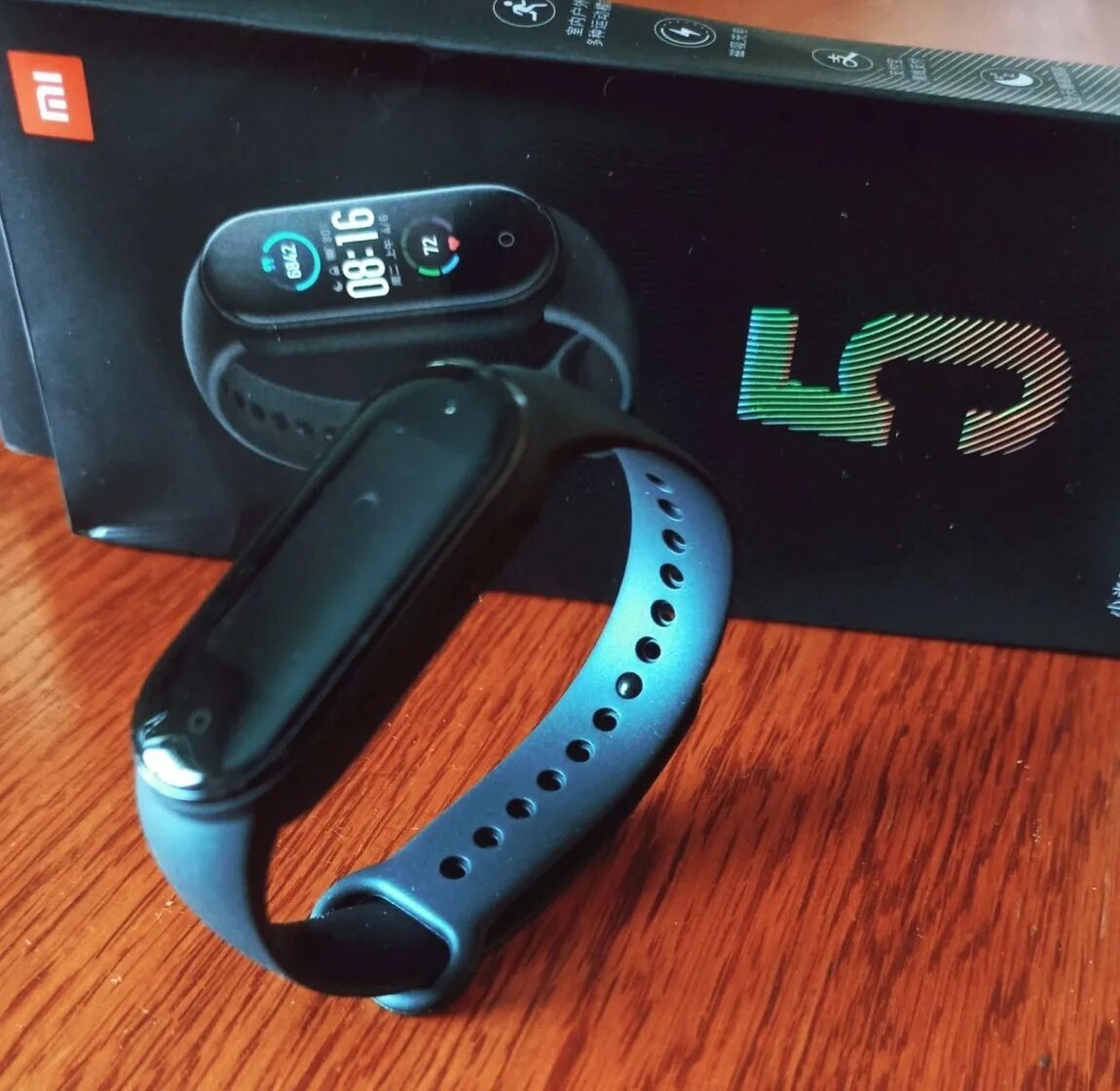 Mi band 8 pro global купить. Часы Бенд 5 ксиоми. Mi Smart Band 5 наушники. Mi Band 5 Глобальная версия. Mi Band 7 управление камерой.