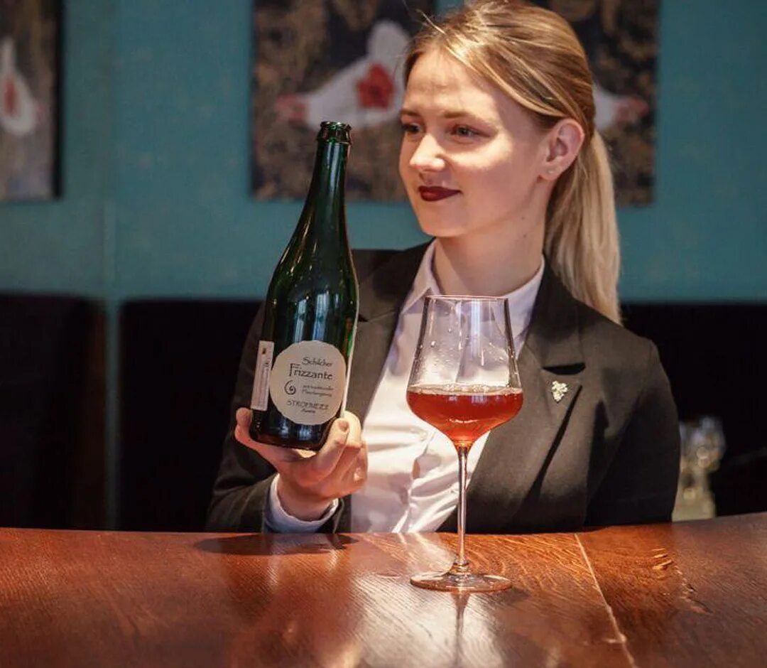 Ангелина масленникова сомелье. Арсений гордиенко сомелье. Сильвио ницше сомелье. Манушкин евгений сомелье. Евгений шамов сомелье.