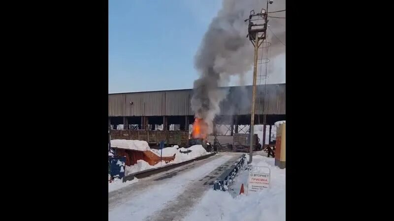 Континент горит новокузнецк. Пожар в Новокузнецке на Глинке 5. Абашево Новокузнецк пожар. Стройдормаш Алапаевск. Пожар в Горсети Новокузнецк.