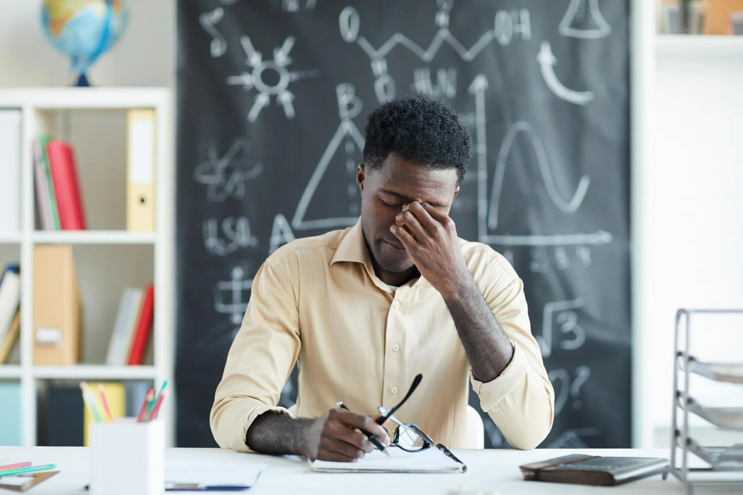 We a good teacher. Стресс учителя. Усталый учитель. Разочарованный учитель. Преподаватель грустит.