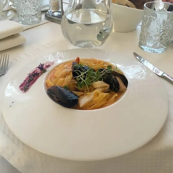 Мадам жужу. Кафе жужу в москве. Мадам жу жу травести дива. Мадам жу пермь меню. Травести вечеринка.