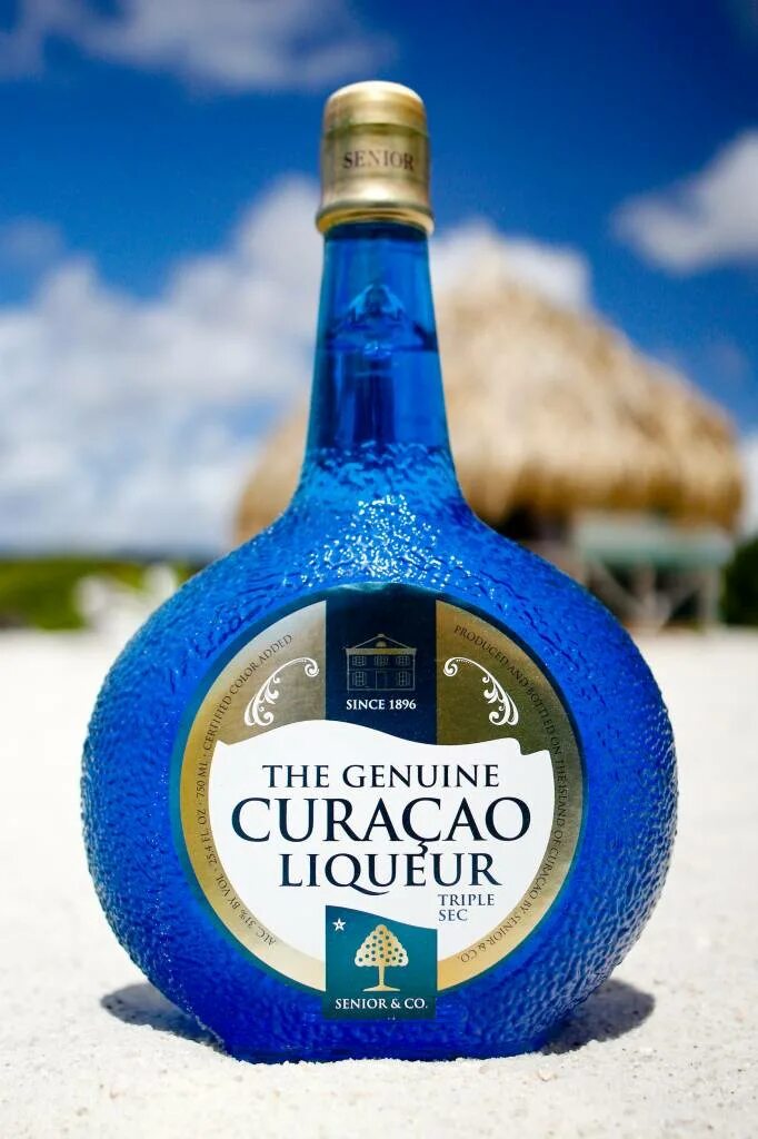 Блю кюрасао на что похож. Кюрасао curacao ликер. ликер кюрасао блю куросава. блю кюрасао ликер крепость. голубой ликер curacao.
