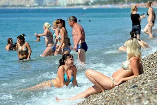 Стоит ли отдыхать в турции в 2025. Море в турции сейчас. ситуация с отдыхом в турции на данный момент. отдыхающие в турции фото сегодня. ситуация в турция сегодня для туристов.