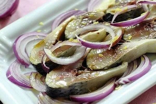 сельдь, маринованная с горчицей. сельдь с горчицей. селедка. селедка под горчичным соусом. сельдь с горчицей.