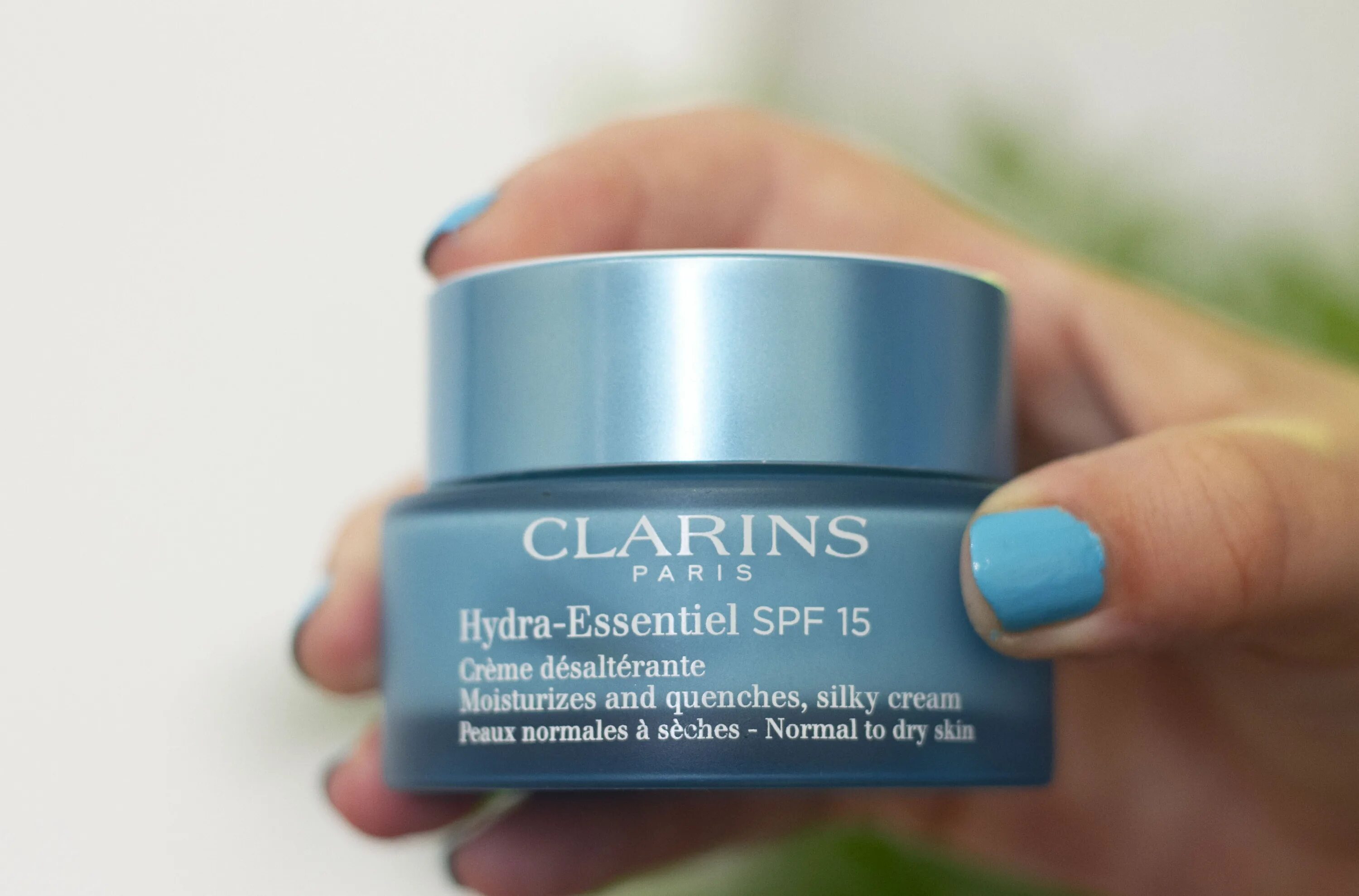 Кларинс hydra essentiel крем. Clarins paris. Clarins essentials. Clarins hydra essential. Hydra-essentiel от clarins.