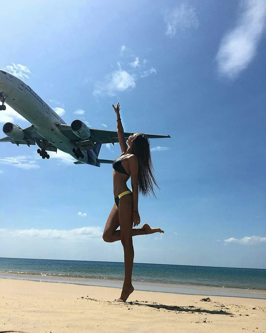 На самолете на море россия. Фотосессия с самолетом. Девушка в самолете. Самолет море. Море самолет девушка.