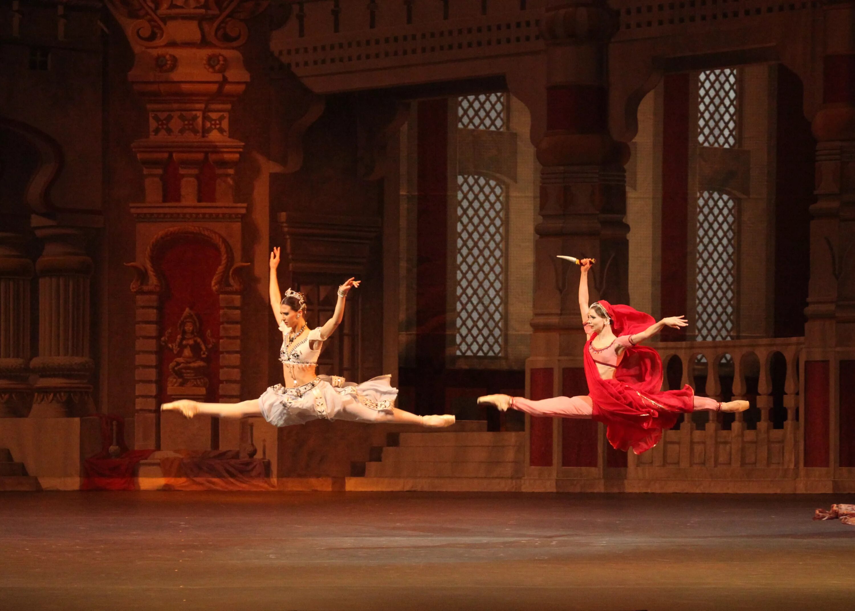 Баядерка начо дуато михайловский. Баядерка балет. Никия баядерка. Баядерка декорации. Баядерка михайловский театр.
