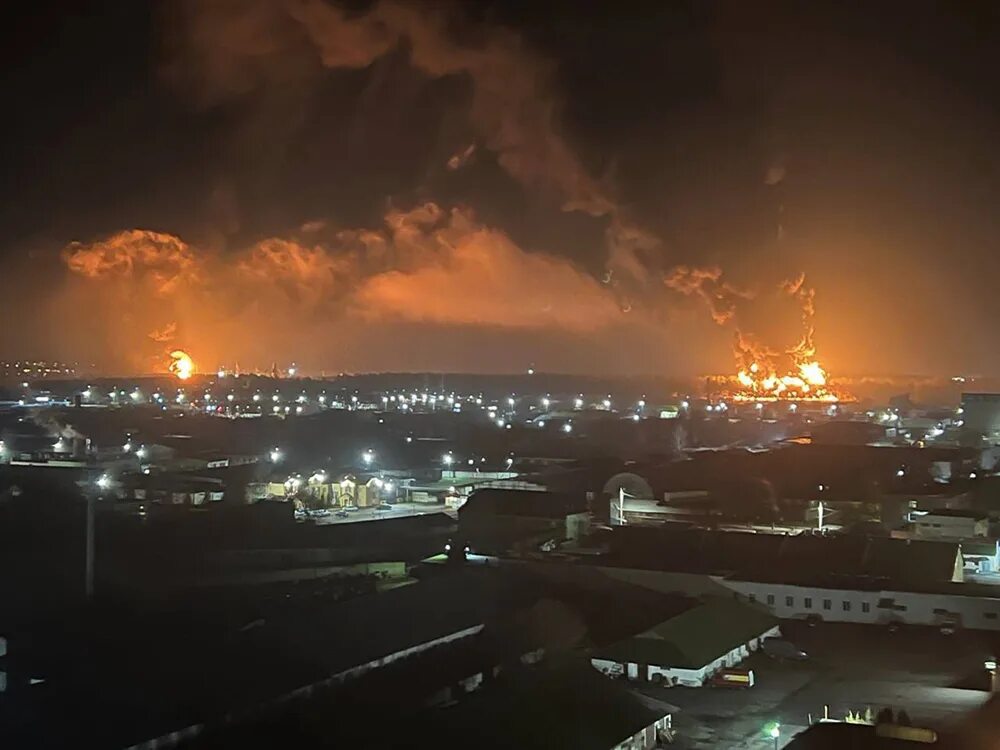 Горит нефтебаза в орле сегодня. Пожар на нефтебазе в Брянске. Брянск горит Нефтебаза. Взрыв нефтебазе в Брянске 2022. Взрыв нефтебазы в Брянске.