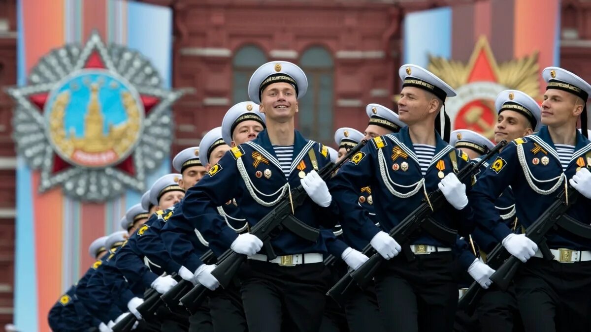 Парад дата проведения. Военнослужащие на параде.
