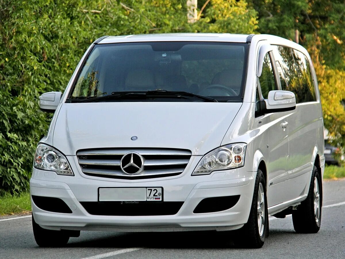 Белый микроавтобус. Микроавтобус на 11 мест белый мерседес. Мерседес спринтер люкс белый. Mercedes benz sprinter 218. Mercedes-benz viano.