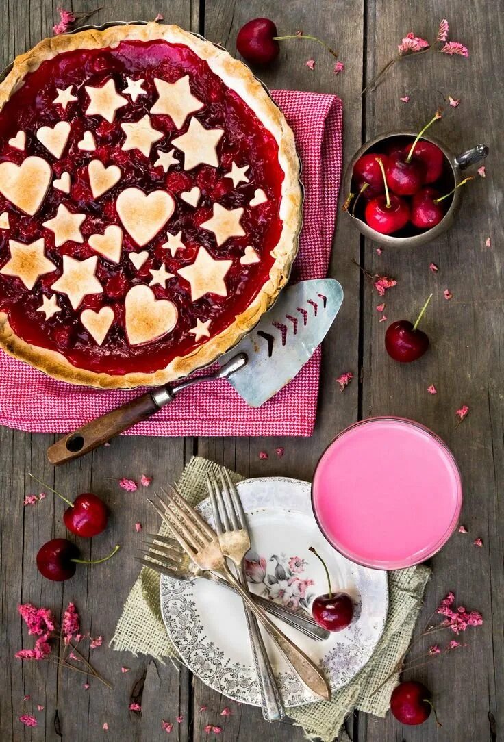 День вишневого пирога. Вишнёвый пирог. Красивый пирог с вишней. Украшение вишневого пирога. Украшение пирога с вишней.